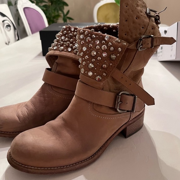 Ankle boots with studded flaps. - Picture 6 of 14